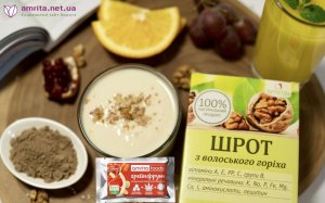 Банановый смузи с грецким орехом, ягодами годжи и протеинами конопли